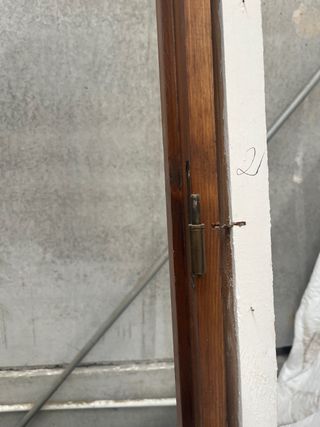 Puerta doble madera con cristales.