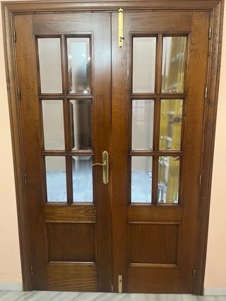 Puerta doble madera con cristales.