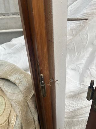 Puerta doble madera con cristales.