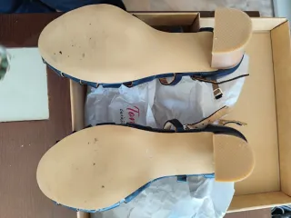 Sandalias T-Strap Azul y Beige