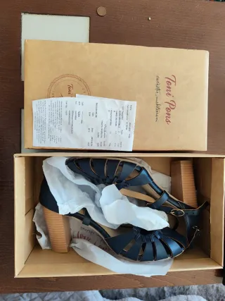 Sandalias T-Strap Azul y Beige