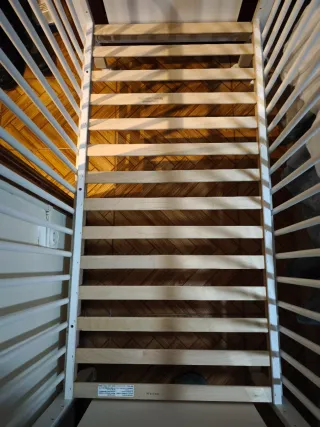 Cuna de madera con colchón. Color blanco