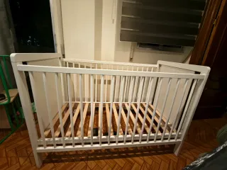 Cuna de madera con colchón. Color blanco