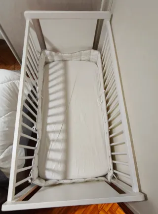 Cuna de madera con colchón. Color blanco