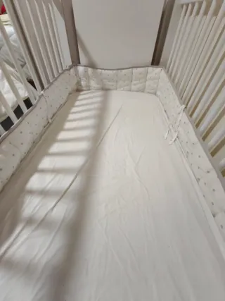 Cuna de madera con colchón. Color blanco