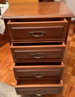 Cómoda de madera y mesilla a juego