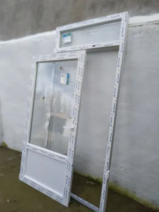 Puerta blanca PVC  con cristal fijo