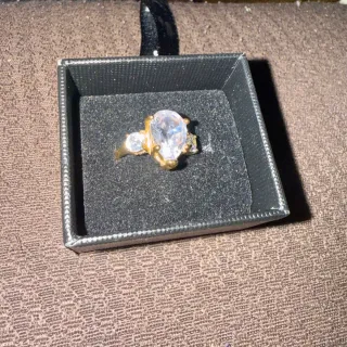 Anillo acero dorado con circonitas