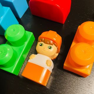 Camión Mega Bloks con bloques y figura