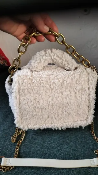Bolso peluche blanco cadena dorada yalhobro