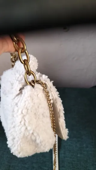 Bolso peluche blanco cadena dorada yalhobro