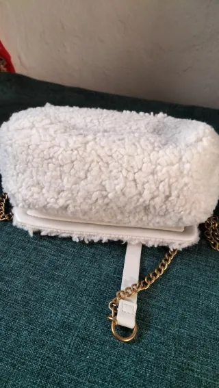 Bolso peluche blanco cadena dorada yalhobro