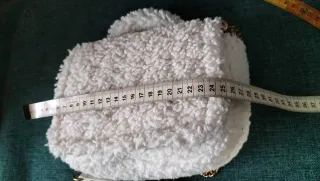 Bolso peluche blanco cadena dorada yalhobro