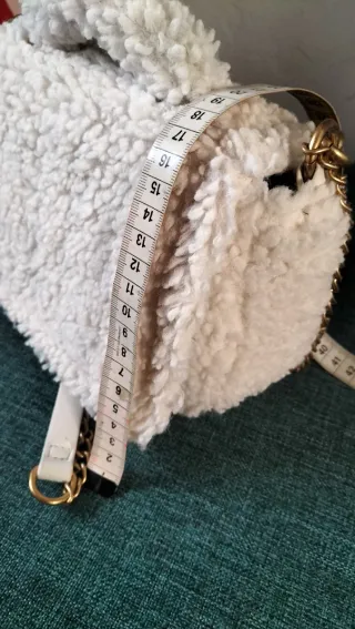 Bolso peluche blanco cadena dorada yalhobro