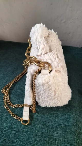 Bolso peluche blanco cadena dorada yalhobro