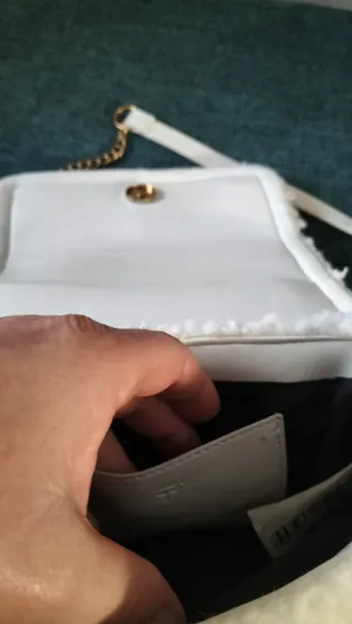 Bolso peluche blanco cadena dorada yalhobro