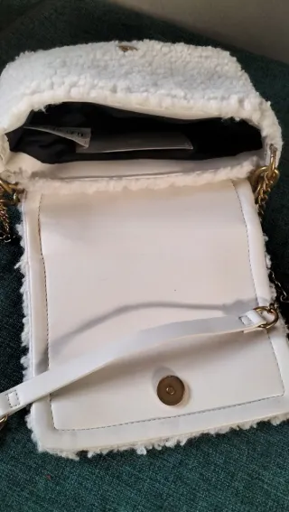 Bolso peluche blanco cadena dorada yalhobro