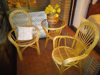 Sillas y mesa de terraza.