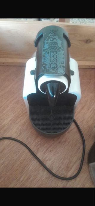 Cafetera Nespresso Blanca y Negra