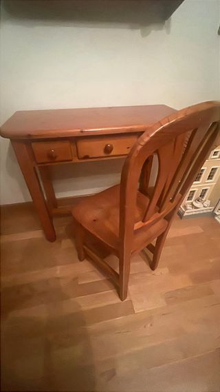 Mesa de escritorio con silla