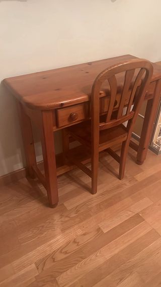 Mesa de escritorio con silla