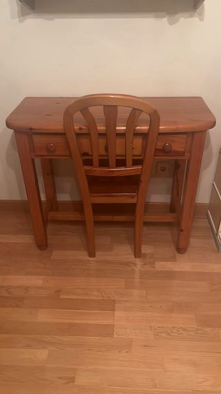 Mesa de escritorio con silla