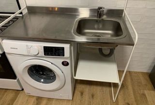 Fregadero de acero inoxidable con grifo.