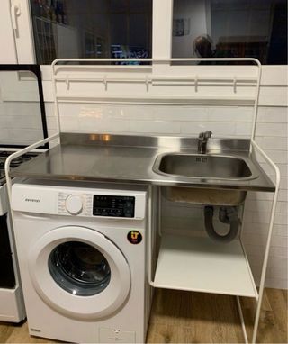 Fregadero de acero inoxidable con grifo.