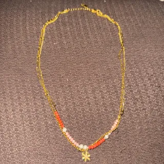 Gargantilla doble de acero dorado.