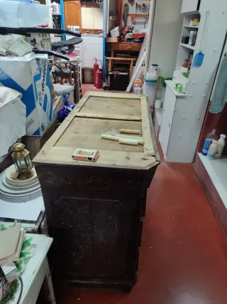 Cómoda de madera para restaurar