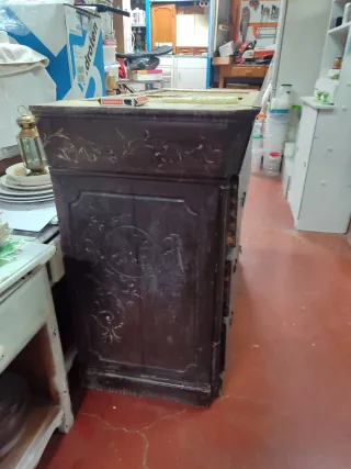 Cómoda de madera para restaurar