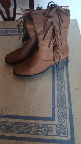 Botas altas marrones con flecos
