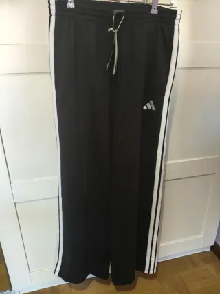Pantalón chándal Adidas negro con etiqueta