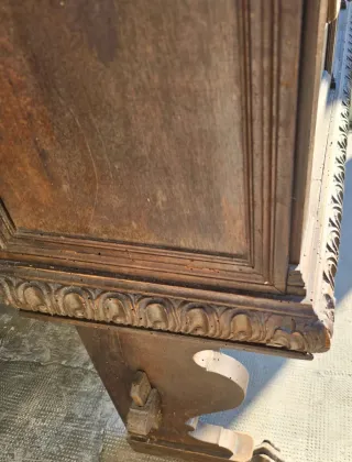 Antica credenza intagliata in legno massello