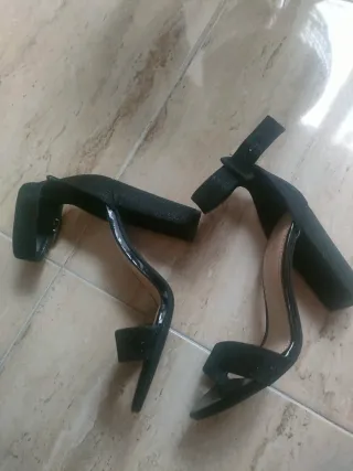 Zapatos de fiesta negros de tacon con purpurina.