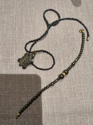 Collar con figura tortuga y pulsera de hematita