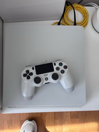 PlayStation 4 en perfecto estado y actualizada.