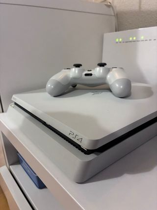 PlayStation 4 en perfecto estado y actualizada.