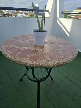 Tavolo da giardino con piano in pietra