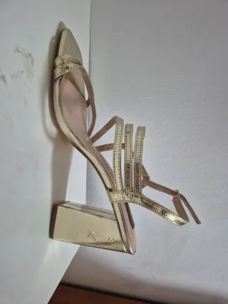 Tacones dorados preciosos