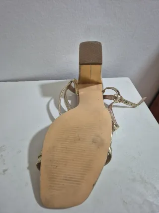 Tacones dorados preciosos