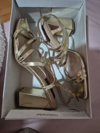Tacones dorados preciosos