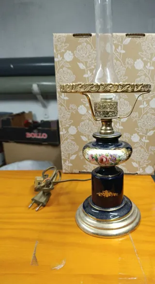 lámpara de mesa de porcelana francesa 1960.