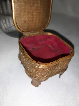 Antico piccolo scrigno cofanetto