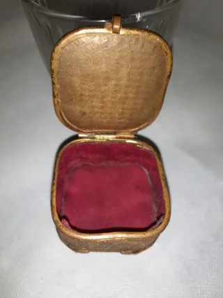 Antico piccolo scrigno cofanetto