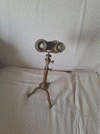 Antiguos prismáticos con trípode