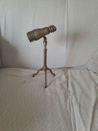 Antiguos prismáticos con trípode