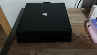 Ps4 pro con dos mandos.