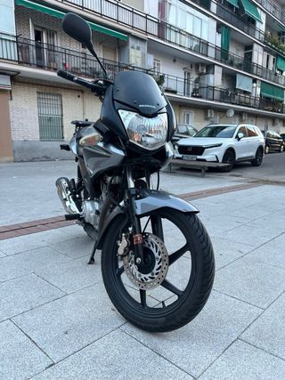 Honda CBF125 Negra/Plata.