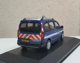 Peugeot Partner escala 1:43 Gendarmerie Norev.